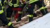 Reißende Stromschnellen - verbarrikadierte Kellerfenster - wasserführende Schläuche aus Kellerfenstern - weiterer Damm droht zu brechen - Einsatzkräfte verstärken ihn mit Sandsäcken - Radlader transportiert palettenweise Sandsäcke: Im O-Ton Anwohner , sie berichten von den Erlebnissen mit dem Hochwasser
