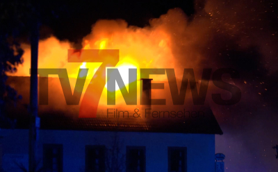Flammen schlagen aus dem Dach eines Gasthofes - 50 Partygäste müssen aus Nebengebäude evakuiert werden und stehen unter Schock - Glücklicherweise waren keine Hotelgäste im Hotel - in Bramsche brennt ein Altkleidercontainer, Feuerwehr öffnet diesen, um ihn zu löschen, plötzlich explodiert eine Spraydose - Feuerwehrmann wird mit Brandverletzungen ins Krankenhaus gebracht
: Wir haben einen O-Ton von einem Partygast.