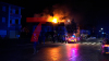Flammen schlagen aus dem Dach eines Gasthofes - 50 Partygäste müssen aus Nebengebäude evakuiert werden und stehen unter Schock - Glücklicherweise waren keine Hotelgäste im Hotel - in Bramsche brennt ein Altkleidercontainer, Feuerwehr öffnet diesen, um ihn zu löschen, plötzlich explodiert eine Spraydose - Feuerwehrmann wird mit Brandverletzungen ins Krankenhaus gebracht
: Wir haben einen O-Ton von einem Partygast.