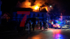 Flammen schlagen aus dem Dach eines Gasthofes - 50 Partygäste müssen aus Nebengebäude evakuiert werden und stehen unter Schock - Glücklicherweise waren keine Hotelgäste im Hotel - in Bramsche brennt ein Altkleidercontainer, Feuerwehr öffnet diesen, um ihn zu löschen, plötzlich explodiert eine Spraydose - Feuerwehrmann wird mit Brandverletzungen ins Krankenhaus gebracht
: Wir haben einen O-Ton von einem Partygast.