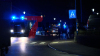Flammen schlagen aus dem Dach eines Gasthofes - 50 Partygäste müssen aus Nebengebäude evakuiert werden und stehen unter Schock - Glücklicherweise waren keine Hotelgäste im Hotel - in Bramsche brennt ein Altkleidercontainer, Feuerwehr öffnet diesen, um ihn zu löschen, plötzlich explodiert eine Spraydose - Feuerwehrmann wird mit Brandverletzungen ins Krankenhaus gebracht
: Wir haben einen O-Ton von einem Partygast.