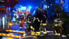 Flammen schlagen aus dem Dach eines Gasthofes - 50 Partygäste müssen aus Nebengebäude evakuiert werden und stehen unter Schock - Glücklicherweise waren keine Hotelgäste im Hotel - in Bramsche brennt ein Altkleidercontainer, Feuerwehr öffnet diesen, um ihn zu löschen, plötzlich explodiert eine Spraydose - Feuerwehrmann wird mit Brandverletzungen ins Krankenhaus gebracht
: Wir haben einen O-Ton von einem Partygast.