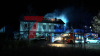 Flammen schlagen aus dem Dach eines Gasthofes - 50 Partygäste müssen aus Nebengebäude evakuiert werden und stehen unter Schock - Glücklicherweise waren keine Hotelgäste im Hotel - in Bramsche brennt ein Altkleidercontainer, Feuerwehr öffnet diesen, um ihn zu löschen, plötzlich explodiert eine Spraydose - Feuerwehrmann wird mit Brandverletzungen ins Krankenhaus gebracht
: Wir haben einen O-Ton von einem Partygast.