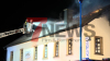 Flammen schlagen aus dem Dach eines Gasthofes - 50 Partygäste müssen aus Nebengebäude evakuiert werden und stehen unter Schock - Glücklicherweise waren keine Hotelgäste im Hotel - in Bramsche brennt ein Altkleidercontainer, Feuerwehr öffnet diesen, um ihn zu löschen, plötzlich explodiert eine Spraydose - Feuerwehrmann wird mit Brandverletzungen ins Krankenhaus gebracht
: Wir haben einen O-Ton von einem Partygast.