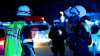 Tumultlage in Solingen - Einsatzkräfte wurden massiv mit Pyrotechnik beschossen und beworfen - 30 bis 40 Personen im Alter zwischen 20-30 Jahren feuern auf Einsatzkräfte - auch von Balkonen verschiedener Häuser wurden sie beschossen - Unbekannte verschanzten sich hinter einer Art Barrikade aus Müllcontainern/Mülltonnen, die sie mit Benzin in Brand setzten: 