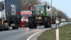 Mehrere Traktoren stehen in der Kreuzung - einige Autofahrer versuchen sich durch zu drängeln - "Die Politik hat uns schon viele Versprechen gegeben, ich wünsche mir einfach, dass die Ampel zurücktritt und es Neuwahlen gibt.": 