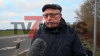 Mehrere Traktoren stehen in der Kreuzung - einige Autofahrer versuchen sich durch zu drängeln - "Die Politik hat uns schon viele Versprechen gegeben, ich wünsche mir einfach, dass die Ampel zurücktritt und es Neuwahlen gibt.": 