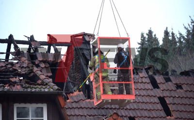 : Nachbarn bemerken das Feuer klingeln das ältere Ehepaar wach und retten diesen dadurch das Leben – Einsatzstelle rund 100 Meter vom Gerätehaus des Löschzuges Lügde - Feuerwehr mit Großaufgebot im Einsatz - zwei Drehleiter im Einsatz – Feuerwehr arbeitet aus Personenkorb am Autokran - Brandursache und entstandener Sachschaden noch unklar