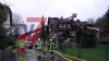 : Nachbarn bemerken das Feuer klingeln das ältere Ehepaar wach und retten diesen dadurch das Leben – Einsatzstelle rund 100 Meter vom Gerätehaus des Löschzuges Lügde - Feuerwehr mit Großaufgebot im Einsatz - zwei Drehleiter im Einsatz – Feuerwehr arbeitet aus Personenkorb am Autokran - Brandursache und entstandener Sachschaden noch unklar
