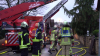 : Nachbarn bemerken das Feuer klingeln das ältere Ehepaar wach und retten diesen dadurch das Leben – Einsatzstelle rund 100 Meter vom Gerätehaus des Löschzuges Lügde - Feuerwehr mit Großaufgebot im Einsatz - zwei Drehleiter im Einsatz – Feuerwehr arbeitet aus Personenkorb am Autokran - Brandursache und entstandener Sachschaden noch unklar