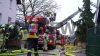 : Nachbarn bemerken das Feuer klingeln das ältere Ehepaar wach und retten diesen dadurch das Leben – Einsatzstelle rund 100 Meter vom Gerätehaus des Löschzuges Lügde - Feuerwehr mit Großaufgebot im Einsatz - zwei Drehleiter im Einsatz – Feuerwehr arbeitet aus Personenkorb am Autokran - Brandursache und entstandener Sachschaden noch unklar