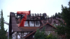 : Nachbarn bemerken das Feuer klingeln das ältere Ehepaar wach und retten diesen dadurch das Leben – Einsatzstelle rund 100 Meter vom Gerätehaus des Löschzuges Lügde - Feuerwehr mit Großaufgebot im Einsatz - zwei Drehleiter im Einsatz – Feuerwehr arbeitet aus Personenkorb am Autokran - Brandursache und entstandener Sachschaden noch unklar