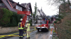 : Nachbarn bemerken das Feuer klingeln das ältere Ehepaar wach und retten diesen dadurch das Leben – Einsatzstelle rund 100 Meter vom Gerätehaus des Löschzuges Lügde - Feuerwehr mit Großaufgebot im Einsatz - zwei Drehleiter im Einsatz – Feuerwehr arbeitet aus Personenkorb am Autokran - Brandursache und entstandener Sachschaden noch unklar