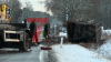 Bergungsteam vor Ort - Anhänger wird geborgen - Winterdienst sorgt für freie Straßen - Sperrung wird noch einige Stunden andauern - Schlachtabfälle liegen auf der B213 - : 