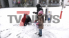 : Schneechaos sorgt für Begeisterung bei Kindern - Wessingens Innenstadt wird zu Winterwunderland - Familien machen das Beste aus der Wettersituation - kleine Baumeister strahlen im Schneechaos