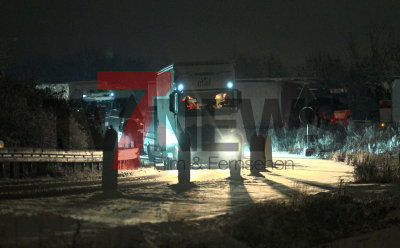 Dicke Eisschichten auf der A3 - Deutsche Rote Kreuz versorgt die Autofahrer mit Warmgetränken und Decken - Hunderte LKW stehen im Stau, nichts geht mehr - Räumfahrzeuge kommen nicht durch  - Notarzt und Rettungssanitäter müssen zu Fuß auf die Autobahn um sich um Fahrer zu kümmern : Wir haben das DRK begleitet und mit den Menschen auf der A3 gesprochen!