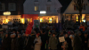 Marktplatz füllt sich weniger Minuten - Veranstalter freuen sich über die große Anteilnahme der Bürger - Veranstaltungsleiter lässt zwei Personen von der Demonstration entfernen: "Es macht uns stolz zu sehen, wie viele Personen hier sind"(...)