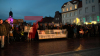 Marktplatz füllt sich weniger Minuten - Veranstalter freuen sich über die große Anteilnahme der Bürger - Veranstaltungsleiter lässt zwei Personen von der Demonstration entfernen: "Es macht uns stolz zu sehen, wie viele Personen hier sind"(...)
