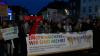 Marktplatz füllt sich weniger Minuten - Veranstalter freuen sich über die große Anteilnahme der Bürger - Veranstaltungsleiter lässt zwei Personen von der Demonstration entfernen: "Es macht uns stolz zu sehen, wie viele Personen hier sind"(...)