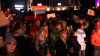 Marktplatz füllt sich weniger Minuten - Veranstalter freuen sich über die große Anteilnahme der Bürger - Veranstaltungsleiter lässt zwei Personen von der Demonstration entfernen: "Es macht uns stolz zu sehen, wie viele Personen hier sind"(...)