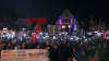 Marktplatz füllt sich weniger Minuten - Veranstalter freuen sich über die große Anteilnahme der Bürger - Veranstaltungsleiter lässt zwei Personen von der Demonstration entfernen: "Es macht uns stolz zu sehen, wie viele Personen hier sind"(...)