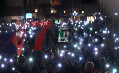 Marktplatz füllt sich weniger Minuten - Veranstalter freuen sich über die große Anteilnahme der Bürger - Veranstaltungsleiter lässt zwei Personen von der Demonstration entfernen: 