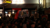 Marktplatz füllt sich weniger Minuten - Veranstalter freuen sich über die große Anteilnahme der Bürger - Veranstaltungsleiter lässt zwei Personen von der Demonstration entfernen: "Es macht uns stolz zu sehen, wie viele Personen hier sind"(...)