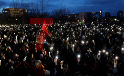 Überwältigende Menschenmengen bei Berliner Demonstration - Solidarität untereinander - Demonstrantenmassen vom Bundestag bis zur Siegessäule - Taschenlampen erleuchten die Menschenmengen: 