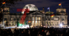 Überwältigende Menschenmengen bei Berliner Demonstration - Solidarität untereinander - Demonstrantenmassen vom Bundestag bis zur Siegessäule - Taschenlampen erleuchten die Menschenmengen: 