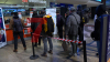 Pünktlich um 02:00 Uhr fährt kein Zug mehr - letzter Zug aus Berlin kommt mit drei Stunden Verspätung an - Bahnreisende stranden in Köln und stehen am Info-Schalter - Eine Dame ist sehr verärgert, denn sie hat bis 01:00 Uhr gearbeitet und es fährt kein Zug mehr, sie soll 300€ für ein Taxi bezahlen und hat das Geld nicht dafür : Wir haben mit den verärgerten Bahnreisenden gesprochen!