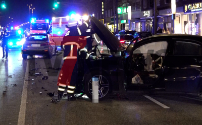 Zusammenstoß zweier PKW - beide Fahrer verletzt - Front des Mercedes abgerissen - Verkehrsunfalldienst übernimmt Ermittlungen: 