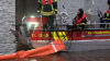 Binnenschiff bereits halb versunken - voll beladen mit Gerste - Im Einsatz mehrere Feuerwehren sowie die Wasserschutzpolizei - Ölsperren werden mit einem Boot eingesetzt: 