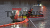 Binnenschiff bereits halb versunken - voll beladen mit Gerste - Im Einsatz mehrere Feuerwehren sowie die Wasserschutzpolizei - Ölsperren werden mit einem Boot eingesetzt: 