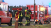 Binnenschiff bereits halb versunken - voll beladen mit Gerste - Im Einsatz mehrere Feuerwehren sowie die Wasserschutzpolizei - Ölsperren werden mit einem Boot eingesetzt: 