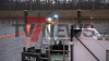 Binnenschiff bereits halb versunken - voll beladen mit Gerste - Im Einsatz mehrere Feuerwehren sowie die Wasserschutzpolizei - Ölsperren werden mit einem Boot eingesetzt: 