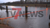 Binnenschiff bereits halb versunken - voll beladen mit Gerste - Im Einsatz mehrere Feuerwehren sowie die Wasserschutzpolizei - Ölsperren werden mit einem Boot eingesetzt: 