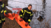 Binnenschiff bereits halb versunken - voll beladen mit Gerste - Im Einsatz mehrere Feuerwehren sowie die Wasserschutzpolizei - Ölsperren werden mit einem Boot eingesetzt: 