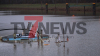 Binnenschiff bereits halb versunken - voll beladen mit Gerste - Im Einsatz mehrere Feuerwehren sowie die Wasserschutzpolizei - Ölsperren werden mit einem Boot eingesetzt: 