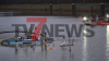 Binnenschiff bereits halb versunken - voll beladen mit Gerste - Im Einsatz mehrere Feuerwehren sowie die Wasserschutzpolizei - Ölsperren werden mit einem Boot eingesetzt: 