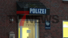 Binnenschiff bereits halb versunken - voll beladen mit Gerste - Im Einsatz mehrere Feuerwehren sowie die Wasserschutzpolizei - Ölsperren werden mit einem Boot eingesetzt: 