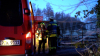 Flammen schlagen überall aus dem Haus - Großeinsatz für Feuerwehr - THW mit Fachberater vor Ort - Löschwasserversorgung durch Pendelverkehr sichergestellt: 