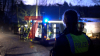 Flammen schlagen überall aus dem Haus - Großeinsatz für Feuerwehr - THW mit Fachberater vor Ort - Löschwasserversorgung durch Pendelverkehr sichergestellt: 