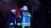 Flammen schlagen überall aus dem Haus - Großeinsatz für Feuerwehr - THW mit Fachberater vor Ort - Löschwasserversorgung durch Pendelverkehr sichergestellt: 