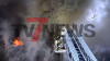 Flammen schlagen überall aus dem Haus - Großeinsatz für Feuerwehr - THW mit Fachberater vor Ort - Löschwasserversorgung durch Pendelverkehr sichergestellt: 