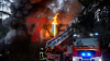 Flammen schlagen überall aus dem Haus - Großeinsatz für Feuerwehr - THW mit Fachberater vor Ort - Löschwasserversorgung durch Pendelverkehr sichergestellt: 