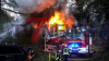 Flammen schlagen überall aus dem Haus - Großeinsatz für Feuerwehr - THW mit Fachberater vor Ort - Löschwasserversorgung durch Pendelverkehr sichergestellt: 