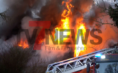 Flammen schlagen überall aus dem Haus - Großeinsatz für Feuerwehr - THW mit Fachberater vor Ort - Löschwasserversorgung durch Pendelverkehr sichergestellt: 