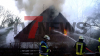 Flammen schlagen überall aus dem Haus - Großeinsatz für Feuerwehr - THW mit Fachberater vor Ort - Löschwasserversorgung durch Pendelverkehr sichergestellt: 