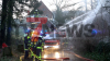 Flammen schlagen überall aus dem Haus - Großeinsatz für Feuerwehr - THW mit Fachberater vor Ort - Löschwasserversorgung durch Pendelverkehr sichergestellt: 