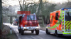 Flammen schlagen überall aus dem Haus - Großeinsatz für Feuerwehr - THW mit Fachberater vor Ort - Löschwasserversorgung durch Pendelverkehr sichergestellt: 